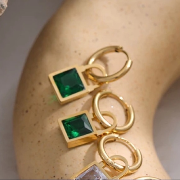 đť…şNEW Emerald Green Gemstone 18K Gold Plated Hoop Earrings - Picture 6 of 12